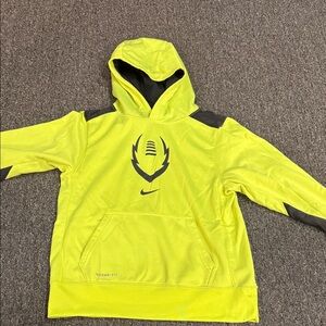 Boys Nike dri-fit sweatshirt
Size M